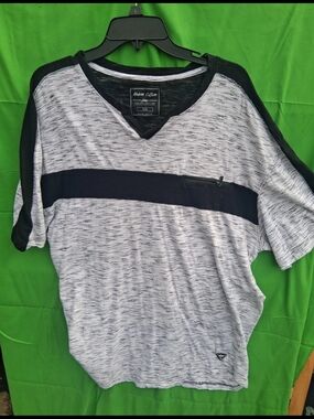 Modern Culture Men's Heather Gray & Black V-Neck Shirt